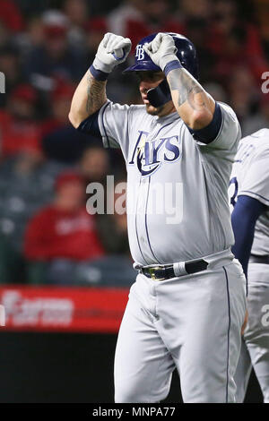 Anaheim, Kalifornien, USA. Mai 18, 2018: Tampa Bay Rays catcher Wilson Ramos (40) feiert nach seinem zweiten Homer des Spiels im Spiel zwischen der Tampa Bay Rays und Los Angeles Engel von Anaheim Angel Stadium in Anaheim, CA, Fotograf: Peter Joneleit Credit: Cal Sport Media/Alamy leben Nachrichten Stockfoto