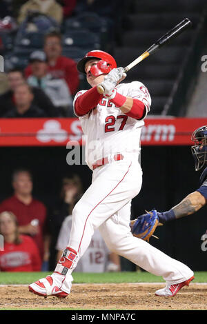 Anaheim, Kalifornien, USA. Mai 18, 2018: Los Angeles Engel Mittelfeldspieler Mike Forelle (27) Uhren sein Homer verlassen den Park im Spiel zwischen der Tampa Bay Rays und Los Angeles Engel von Anaheim Angel Stadium in Anaheim, CA, Fotograf: Peter Joneleit Credit: Cal Sport Media/Alamy leben Nachrichten Stockfoto