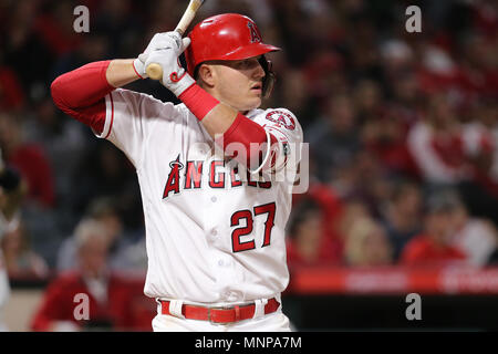 Anaheim, Kalifornien, USA. Mai 18, 2018: Los Angeles Engel Mittelfeldspieler Mike Forelle (27) Fledermäuse für die Engel in das Spiel zwischen der Tampa Bay Rays und Los Angeles Engel von Anaheim Angel Stadium in Anaheim, CA, Fotograf: Peter Joneleit Credit: Cal Sport Media/Alamy leben Nachrichten Stockfoto