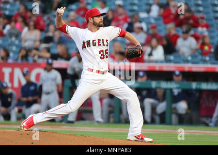 Anaheim, Kalifornien, USA. Mai 18, 2018: Los Angeles Engel Krug Nick Tropeano (35) macht den Anfang für die Engel in das Spiel zwischen der Tampa Bay Rays und Los Angeles Engel von Anaheim Angel Stadium in Anaheim, CA, Fotograf: Peter Joneleit Credit: Cal Sport Media/Alamy leben Nachrichten Stockfoto