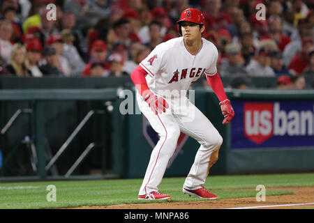 Anaheim, Kalifornien, USA. Mai 18, 2018: Los Angeles Engel Krug Shohei Ohtani (17) Uhren der Platte, während er läuft vom dritten Base im Spiel zwischen der Tampa Bay Rays und Los Angeles Engel von Anaheim Angel Stadium in Anaheim, CA, Fotograf: Peter Joneleit Credit: Cal Sport Media/Alamy leben Nachrichten Stockfoto