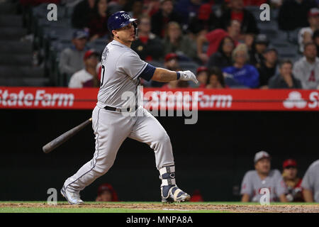 Anaheim, Kalifornien, USA. Mai 18, 2018: Tampa Bay Rays catcher Wilson Ramos (40) Uhren seinen zweiten Homer des Spiels im Spiel zwischen der Tampa Bay Rays und Los Angeles Engel von Anaheim Angel Stadium in Anaheim, CA, Fotograf: Peter Joneleit Credit: Cal Sport Media/Alamy leben Nachrichten Stockfoto