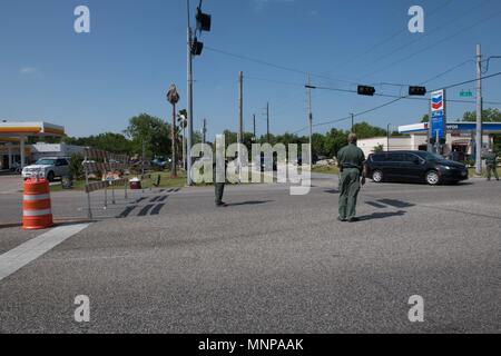 Santa Fe, Texas, USA. 18 Mai, 2018. Polizei Führer Verkehr. Dabei waren zehn Menschen getoetet und 10 weitere am Freitag, wenn ein Student bewaffnet mit einer Schrotflinte und einen Revolver eröffneten das Feuer an einer High School im US-Bundesstaat Texas in den Vereinigten Staaten Im neuesten Ereignis der Pistole Gewalt gegen Studenten Kredit: Carolina Sanchez-Monge/ZUMA Draht/ZUMAPRESS.com/Alamy Leben Nachrichten verwundet Stockfoto