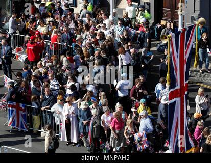 Windsor, UK, 19. Mai 2018. Gratulanten sammeln außerhalb Schloss Windsor für die königliche Hochzeit von Prinz Harry und seine Braut Meghan Markle in Windsor, Großbritannien am 19. Mai 2018. Credit: Han Yan/Xinhua/Alamy leben Nachrichten Stockfoto