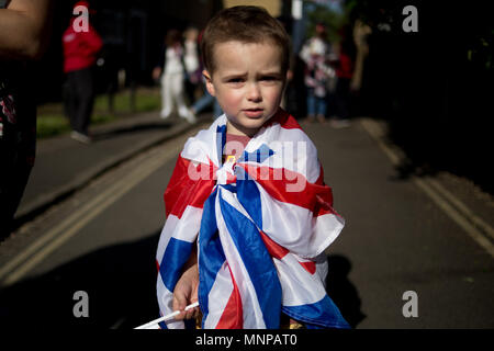 Windsor, Bershire, UK. 19 Mai, 2018. Eine junge Zuschauer kommt für die Hochzeit Prozession von Prinz Harry und Meghan Markle. Quelle: Michael Candelori/ZUMA Draht/Alamy leben Nachrichten Stockfoto