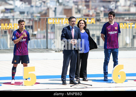Piscines de Montjuic, Barcelona, Spanien, 19. Mai 2018. FC Barcelona Kit Start für die Saison 2018-2019; Phillippe Coutinho des FC Barcelona, Josep Maria Bartomeu Präsident des FC Barcelona, und Ada Colau major von Barcelona während der neue Kit Präsentation Credit: Aktion Plus Sport Bilder/Alamy Live News Credit: Aktion Plus Sport Bilder/Alamy leben Nachrichten Stockfoto