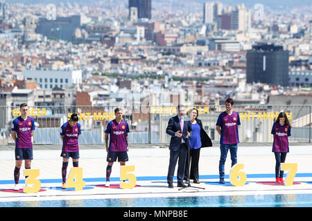 Piscines de Montjuic, Barcelona, Spanien, 19. Mai 2018. FC Barcelona Kit Start für die Saison 2018-2019; Neue FC Barcelona Kit von Josep Maria Bartomeu Präsident des FC Barcelona, und Ada Colau major von Barcelona Credit präsentiert: Aktion Plus Sport Bilder/Alamy Live News Credit: Aktion Plus Sport Bilder/Alamy leben Nachrichten Stockfoto