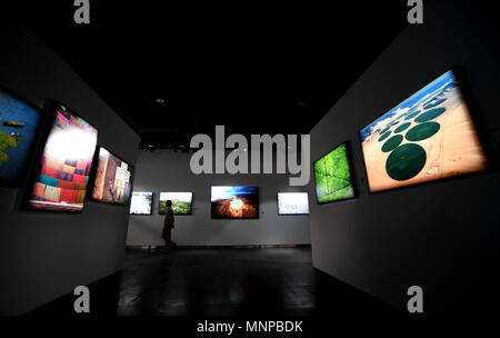 Zhengzhou, Provinz Henan in China. 19 Mai, 2018. Ein Besucher die ausgestellten Fotos während des 17. China International Photographic Art Festival in Zhengzhou, Hauptstadt der zentralchinesischen Provinz Henan, 19. Mai 2018. Credit: Zhu Xiang/Xinhua/Alamy leben Nachrichten Stockfoto