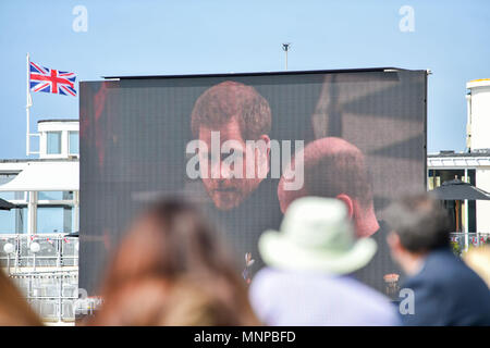 Brighton UK Mai 2018 19 - Tausende Besucher beobachten, die königliche Hochzeit zwischen Prinz Harry und Meghan Markle auf einem riesigen Bildschirm auf die von der Küste von Brighton West Pier heute: Simon Dack/Alamy Leben Nachrichten errichtet. Stockfoto