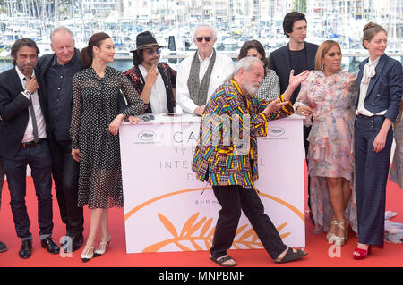 Cannes, Frankreich. 19 Mai, 2018. 71. Filmfestival in Cannes 2018, Fotoshooting Film "Der Mann, der getötet Don Quixote". Im Bild: Terry Gilliam, Adam Treiber, Stellan Skarsgard, Jonathan Pryce, Jordi Molla, Oscar Jaenada, Sergi Lopez, Olga Kurylenko, Joana Ribeiro, Rossy De Palma Credit: Unabhängige Fotoagentur/Alamy leben Nachrichten Stockfoto