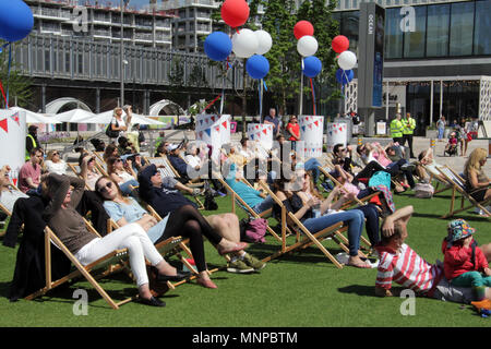 Westfield, Weiße Stadt, London, UK. 19. Mai 2018. Familien genießen die königliche Hochzeit feiern auf einem großen Bildschirm am Westfield. Kredit Adam Konstantin/Alamy leben Nachrichten Stockfoto