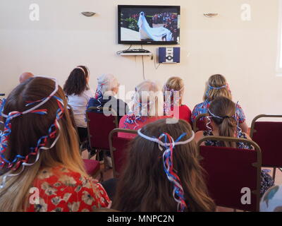 Queenborough, Kent, UK. 19. Mai 2018. Die Menschen sehen die königliche Hochzeit Zeremonie am Schloss in Queenborough. Credit: James Bell/Alamy leben Nachrichten Stockfoto