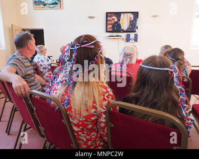 Queenborough, Kent, UK. 19. Mai 2018. Die Menschen sehen die königliche Hochzeit Zeremonie am Schloss in Queenborough. Credit: James Bell/Alamy leben Nachrichten Stockfoto