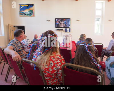 Queenborough, Kent, UK. 19. Mai 2018. Die Menschen sehen die königliche Hochzeit Zeremonie am Schloss in Queenborough. Credit: James Bell/Alamy leben Nachrichten Stockfoto