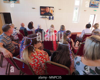 Queenborough, Kent, UK. 19. Mai 2018. Die Menschen sehen die königliche Hochzeit Zeremonie am Schloss in Queenborough. Credit: James Bell/Alamy leben Nachrichten Stockfoto