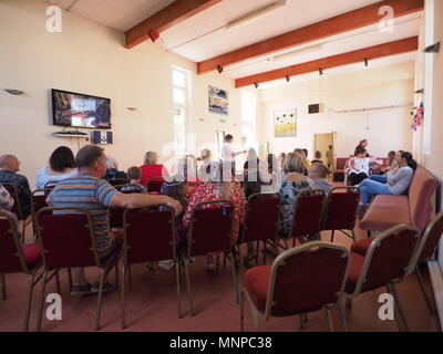 Queenborough, Kent, UK. 19. Mai 2018. Die Menschen sehen die königliche Hochzeit Zeremonie am Schloss in Queenborough. Credit: James Bell/Alamy leben Nachrichten Stockfoto