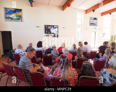 Queenborough, Kent, UK. 19. Mai 2018. Die Menschen sehen die königliche Hochzeit Zeremonie am Schloss in Queenborough. Credit: James Bell/Alamy leben Nachrichten Stockfoto