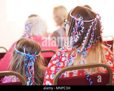 Queenborough, Kent, UK. 19. Mai 2018. Die Menschen sehen die königliche Hochzeit Zeremonie am Schloss in Queenborough. Credit: James Bell/Alamy leben Nachrichten Stockfoto