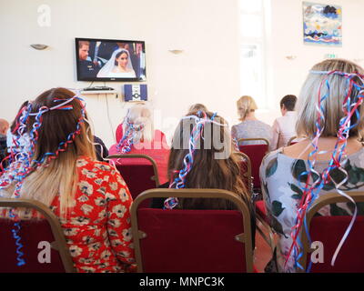 Queenborough, Kent, UK. 19. Mai 2018. Die Menschen sehen die königliche Hochzeit Zeremonie am Schloss in Queenborough. Credit: James Bell/Alamy leben Nachrichten Stockfoto