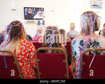 Queenborough, Kent, UK. 19. Mai 2018. Die Menschen sehen die königliche Hochzeit Zeremonie am Schloss in Queenborough. Credit: James Bell/Alamy leben Nachrichten Stockfoto