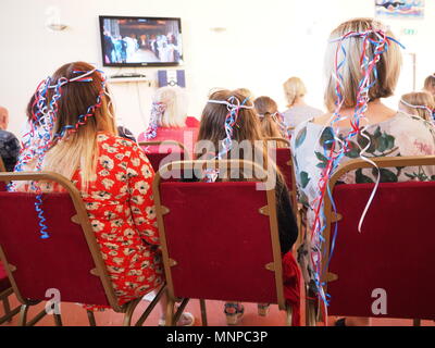 Queenborough, Kent, UK. 19. Mai 2018. Die Menschen sehen die königliche Hochzeit Zeremonie am Schloss in Queenborough. Credit: James Bell/Alamy leben Nachrichten Stockfoto