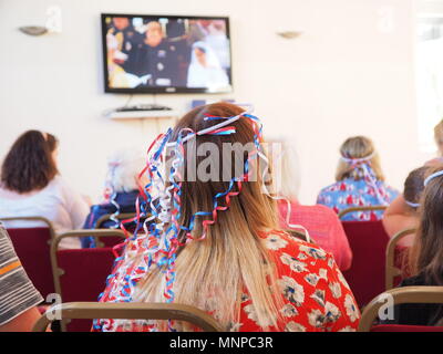 Queenborough, Kent, UK. 19. Mai 2018. Die Menschen sehen die königliche Hochzeit Zeremonie am Schloss in Queenborough. Credit: James Bell/Alamy leben Nachrichten Stockfoto