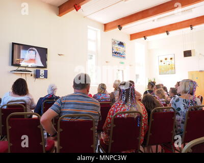 Queenborough, Kent, UK. 19. Mai 2018. Die Menschen sehen die königliche Hochzeit Zeremonie am Schloss in Queenborough. Credit: James Bell/Alamy leben Nachrichten Stockfoto