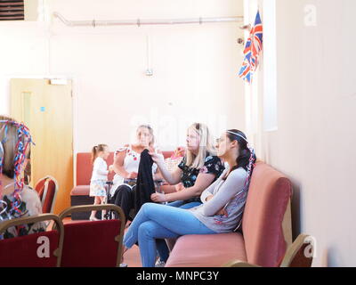 Queenborough, Kent, UK. 19. Mai 2018. Die Menschen sehen die königliche Hochzeit Zeremonie am Schloss in Queenborough. Credit: James Bell/Alamy leben Nachrichten Stockfoto