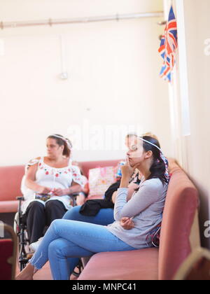 Queenborough, Kent, UK. 19. Mai 2018. Die Menschen sehen die königliche Hochzeit Zeremonie am Schloss in Queenborough. Credit: James Bell/Alamy leben Nachrichten Stockfoto