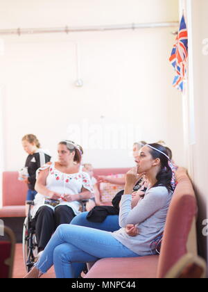 Queenborough, Kent, UK. 19. Mai 2018. Die Menschen sehen die königliche Hochzeit Zeremonie am Schloss in Queenborough. Credit: James Bell/Alamy leben Nachrichten Stockfoto