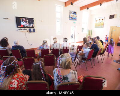Queenborough, Kent, UK. 19. Mai 2018. Die Menschen sehen die königliche Hochzeit Zeremonie am Schloss in Queenborough. Credit: James Bell/Alamy leben Nachrichten Stockfoto