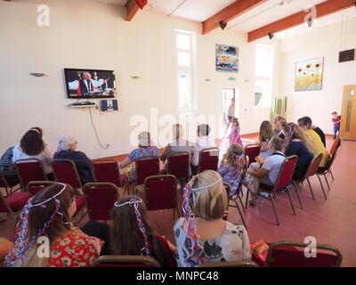 Queenborough, Kent, UK. 19. Mai 2018. Die Menschen sehen die königliche Hochzeit Zeremonie am Schloss in Queenborough. Credit: James Bell/Alamy leben Nachrichten Stockfoto