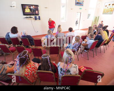 Queenborough, Kent, UK. 19. Mai 2018. Die Menschen sehen die königliche Hochzeit Zeremonie am Schloss in Queenborough. Credit: James Bell/Alamy leben Nachrichten Stockfoto