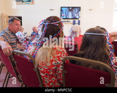 Queenborough, Kent, UK. 19. Mai 2018. Die Menschen sehen die königliche Hochzeit Zeremonie am Schloss in Queenborough. Credit: James Bell/Alamy leben Nachrichten Stockfoto
