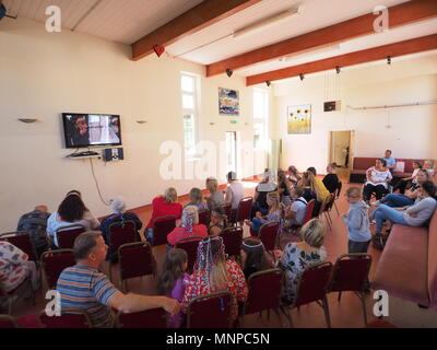 Queenborough, Kent, UK. 19. Mai 2018. Die Menschen sehen die königliche Hochzeit Zeremonie am Schloss in Queenborough. Credit: James Bell/Alamy leben Nachrichten Stockfoto