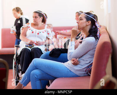 Queenborough, Kent, UK. 19. Mai 2018. Die Menschen sehen die königliche Hochzeit Zeremonie am Schloss in Queenborough. Credit: James Bell/Alamy leben Nachrichten Stockfoto