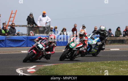 Portrush, Nordirland. 19 Mai, 2018. Internationale North West 200 Motorrad Rennen, Samstag Racing; James Cowton (McAdoo Kawasaki Racing) übernimmt die in der Supertwin rennen Kredit gewinnen: Aktion plus Sport/Alamy leben Nachrichten Stockfoto