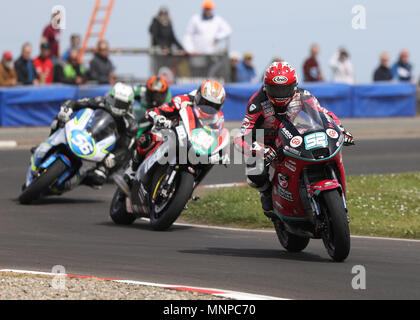 Portrush, Nordirland. 19 Mai, 2018. Internationale North West 200 Motorrad Rennen, Samstag Racing; James Cowton (McAdoo Kawasaki Racing) übernimmt die in der Supertwin rennen Kredit gewinnen: Aktion plus Sport/Alamy leben Nachrichten Stockfoto