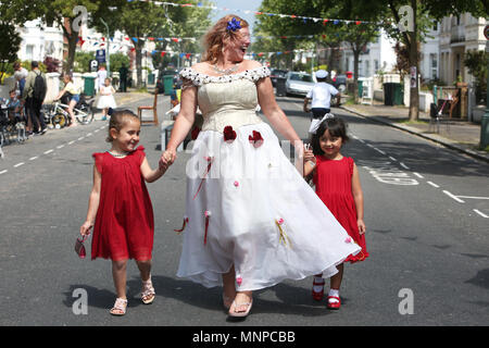 Brighton und Hove, East Sussex, UK. Die Bewohner von St Leanoards Straße in Brighton und Hove abgebildeten feiert die königliche Hochzeit Zeremonie von Meghan Markle und Prinz Harry auf dem Straßenfest. Samstag 19 Mai 2018 © Sam Stephenson/Alamy Leben Nachrichten. Stockfoto