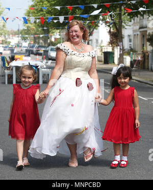 Brighton und Hove, East Sussex, UK. Die Bewohner von St Leanoards Straße in Brighton und Hove abgebildeten feiert die königliche Hochzeit Zeremonie von Meghan Markle und Prinz Harry auf dem Straßenfest. Samstag 19 Mai 2018 © Sam Stephenson/Alamy Leben Nachrichten. Stockfoto