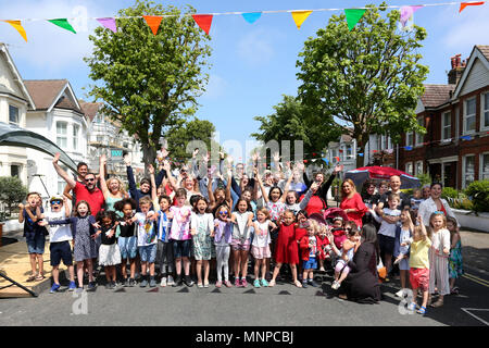 Brighton und Hove, East Sussex, UK. Die Bewohner von St Leanoards Straße in Brighton und Hove abgebildeten feiert die königliche Hochzeit Zeremonie von Meghan Markle und Prinz Harry auf dem Straßenfest. Samstag 19 Mai 2018 © Sam Stephenson/Alamy Leben Nachrichten. Stockfoto
