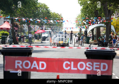 Brighton und Hove, East Sussex, UK. Die Bewohner von St Leanoards Straße in Brighton und Hove abgebildeten feiert die königliche Hochzeit Zeremonie von Meghan Markle und Prinz Harry auf dem Straßenfest. Samstag 19 Mai 2018 © Sam Stephenson/Alamy Leben Nachrichten. Stockfoto