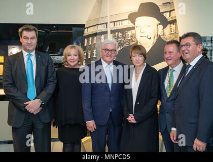 18. Mai 2018, Deutschland, Fürth: Markus Soeder (L-R), der Christlich Sozialen Union (CSU), Ministerpräsident von Bayern, Evi Kurz, Vorsitzende der Ludwig-Erhard-House-Foundation, deutscher Präsident Frank-Walter Steinmeier und seine Frau Elke Buedenbender, Thomas Jung (SPD), Bürgermeister von Fürth, und Franz Josef Pschierer (CSU), Staatssekretär für Wirtschaft, Energie und Technologie, besuchen sie die Ausstellung und vor einem Bild der ehemaligen deutschen Bundeskanzler Erhard anlässlich der Eröffnung der Ludwig-Erhard-Zentrum versammeln. Foto: Daniel Karmann/dpa Stockfoto