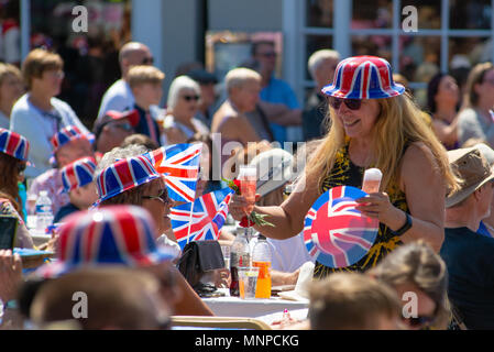 Die Flaggen und Hüte von Union Jack sind eine große Schau, wenn sich Royalisten auf einer Straßenparty auf dem Marktplatz versammeln, um die königliche Hochzeit von Prinz Harry und Meghan Markle zu beobachten und zu feiern. Ringwood, Hampshire, England, Großbritannien, 19.. Mai 2018. Stockfoto