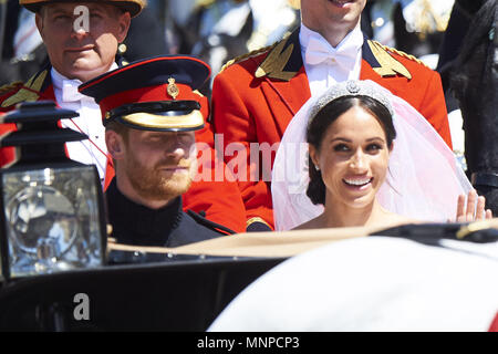 Windsor, Großbritannien. 19 Mai, 2018. Prinz Harry, Herzog von Sussex, Meghan Markle, Herzogin von Sussex während der Beförderung Prozession nach der königlichen Hochzeit von Prinz Harry und Meghan Markle im Schloss Windsor am 19. Mai 2018 in Windsor, Berkshire, Vereinigtes Königreich Quelle: Jack Abuin/ZUMA Draht/Alamy leben Nachrichten Stockfoto