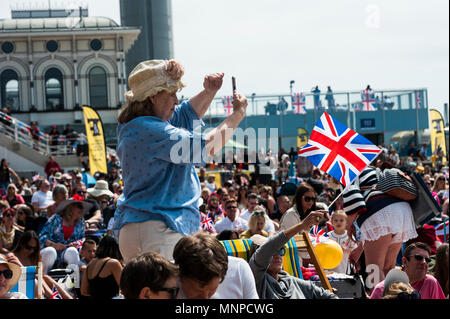 Brighton, East Sussex. 19. Mai 2018. Royal Wedding. Massen von Menschen auf Brighton Seafront unterhalb der British Airways i360 die königliche Hochzeit zwischen Prinz Harry und Amerikanische Schauspielerin Meghan Markle im Windsor zu beobachten, zu sammeln. Credit: Francesca Moore/Alamy leben Nachrichten Stockfoto