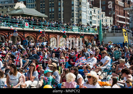 Brighton, East Sussex. 19. Mai 2018. Royal Wedding. Massen von Menschen auf Brighton Seafront unterhalb der British Airways i360 die königliche Hochzeit zwischen Prinz Harry und Amerikanische Schauspielerin Meghan Markle im Windsor zu beobachten, zu sammeln. Credit: Francesca Moore/Alamy leben Nachrichten Stockfoto