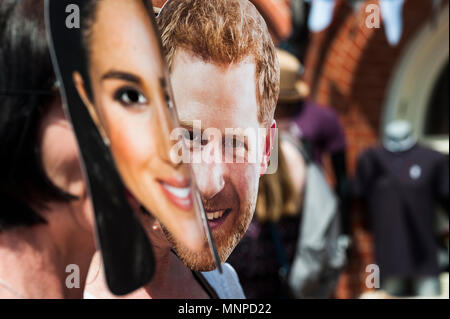 Brighton, East Sussex. 19. Mai 2018. Royal Wedding. Massen von Menschen auf Brighton Seafront unterhalb der British Airways i360 die königliche Hochzeit zwischen Prinz Harry und Amerikanische Schauspielerin Meghan Markle im Windsor zu beobachten, zu sammeln. Credit: Francesca Moore/Alamy leben Nachrichten Stockfoto