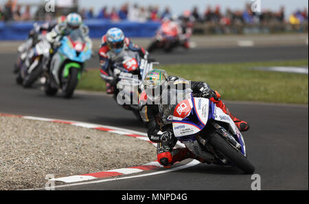 Portrush, Nordirland. 19 Mai, 2018. Internationale North West 200 Motorrad Rennen, Samstag Racing; Peter Hickman (Smiths Racing BMW) nimmt Platz 2 in der Superstock rennen Credit: Aktion plus Sport/Alamy leben Nachrichten Stockfoto