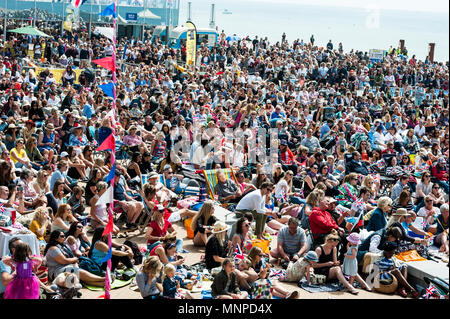 Brighton, East Sussex. 19. Mai 2018. Royal Wedding. Massen von Menschen auf Brighton Seafront unterhalb der British Airways i360 die königliche Hochzeit zwischen Prinz Harry und Amerikanische Schauspielerin Meghan Markle im Windsor zu beobachten, zu sammeln. Credit: Francesca Moore/Alamy leben Nachrichten Stockfoto